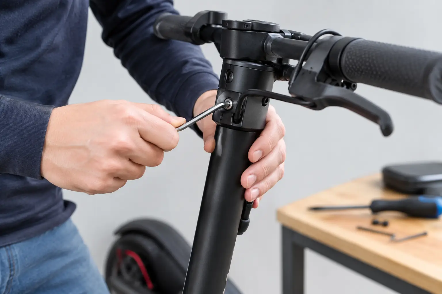 Réparer le jeu de potence d'une trottinette